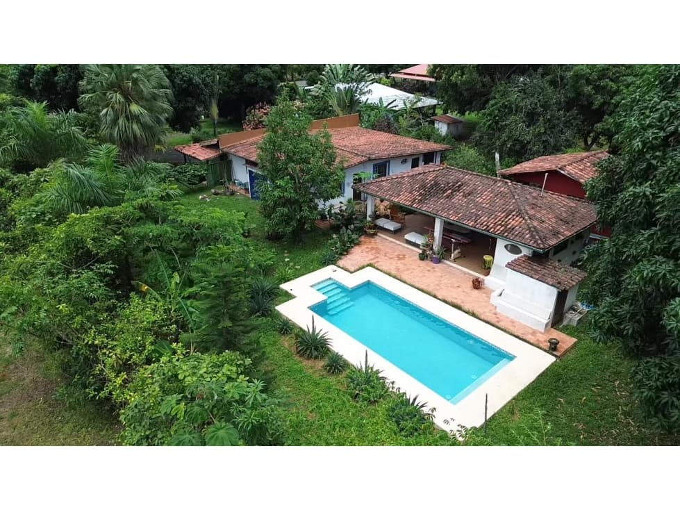 Venta de casa con piscina en Pedasí - 1