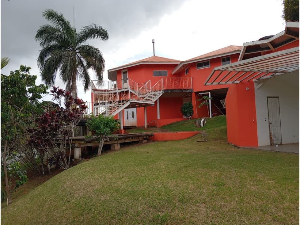 SE VENDE TERRENO CON CONSTRUCCIONES EN LA ARENOSA, LA CHORRERA - 1