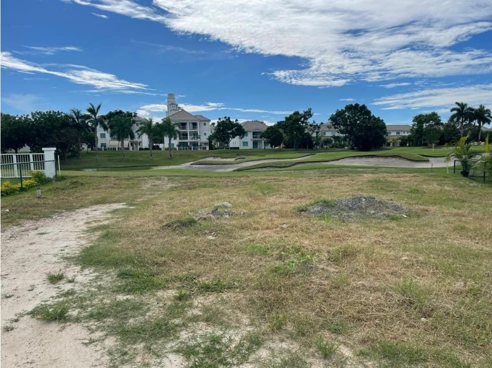 "Tu casa soñada frente al golf en Bijao empieza aquí." - 1