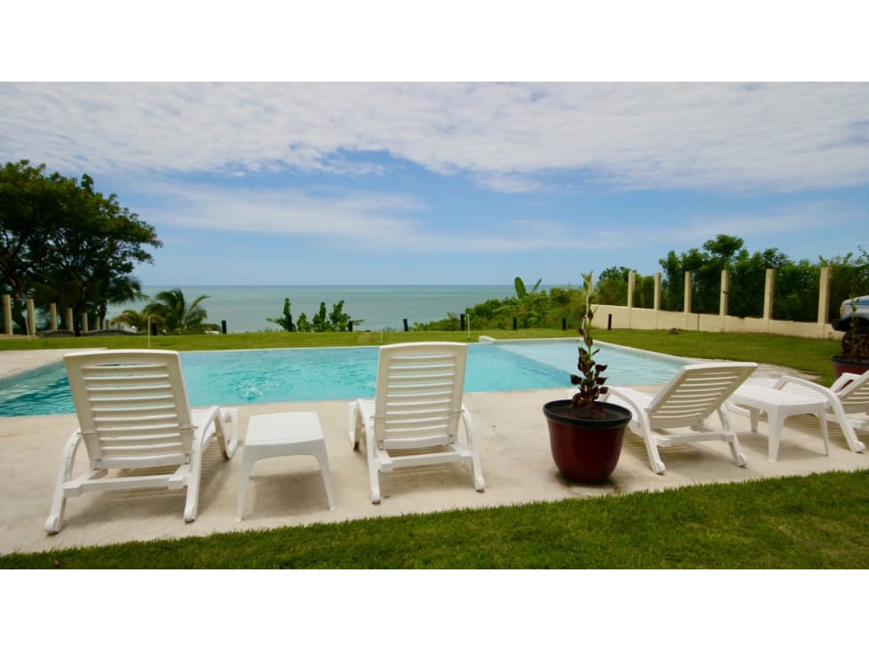 Venta de Casa Amoblada Frente al Mar en Costa Esmeralda - 1