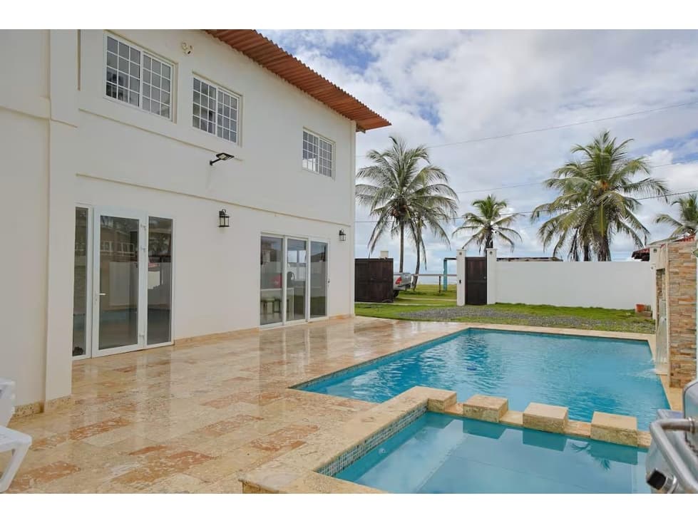 Casa en Venta frente al mar Palenque, Colón - 1