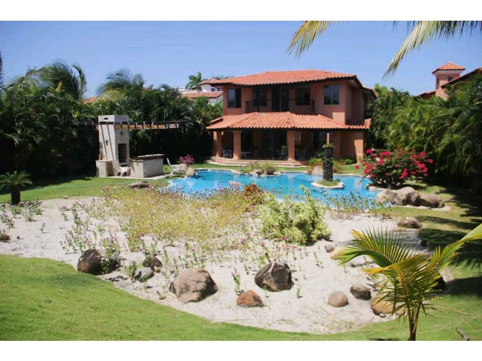 ALQUILER DE ESPECTACULAR CASA FRENTE PLAYA EN BUENAVENTURA - 1