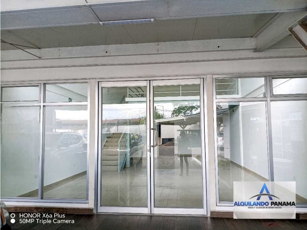 Alquilo amplios locales en exclusiva plaza ubicada en Bugaba - 1