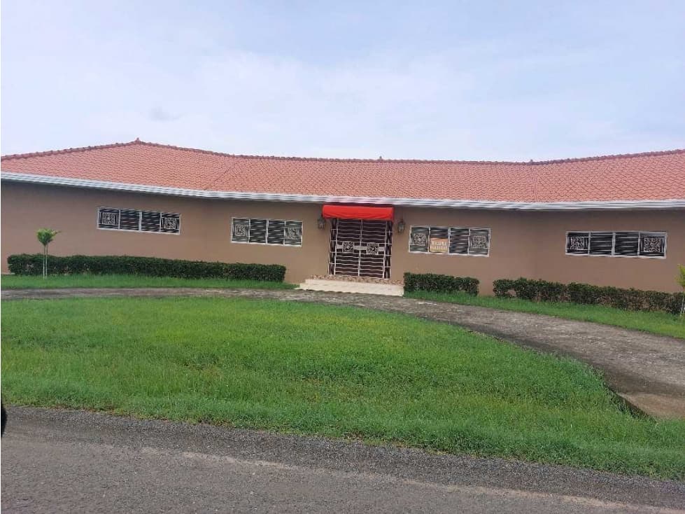 SE VENDE CASA EN ZONA EXCLUSIVA DE LA VILLA DE LOS SANTOS - NEGOCIABLE - 1