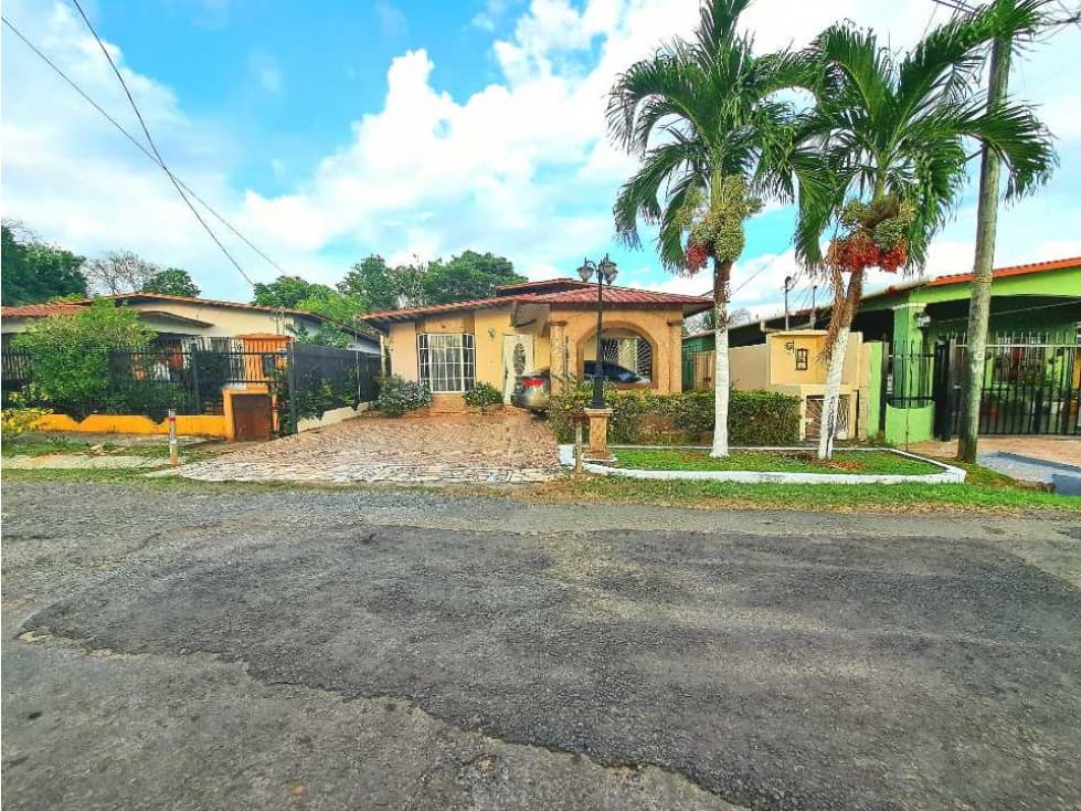 CASA EN VENTA EN LAS LOMAS CON AMPLIO TERRENO - 1