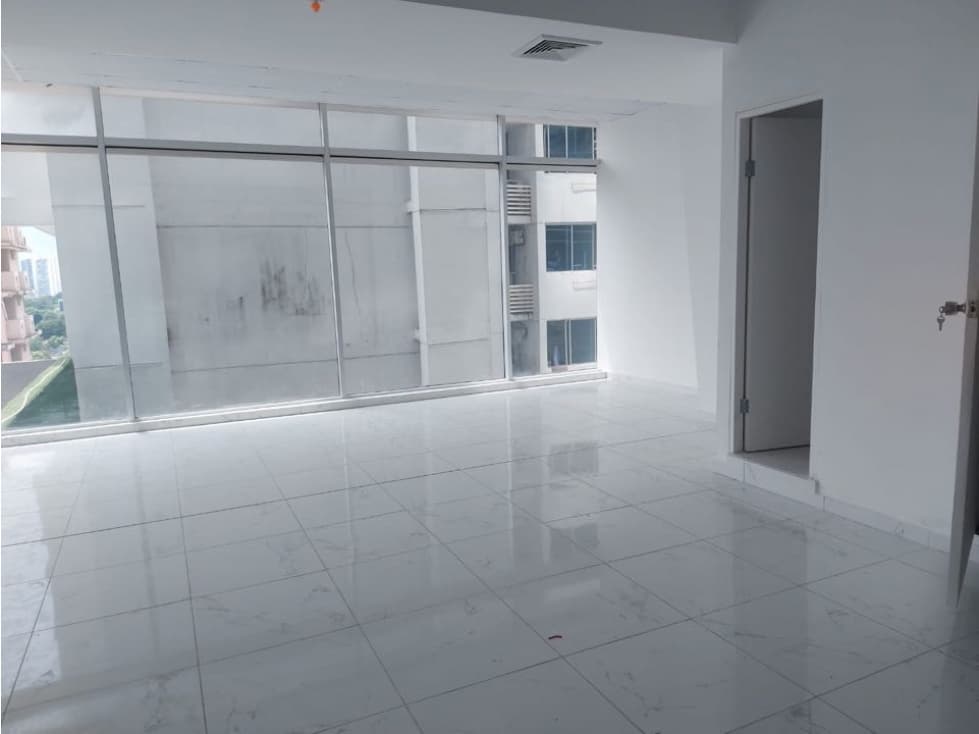 OFICINA COMERCIAL EN OBARRIO PH SORTIS BUSINESS 128 M2 - 1