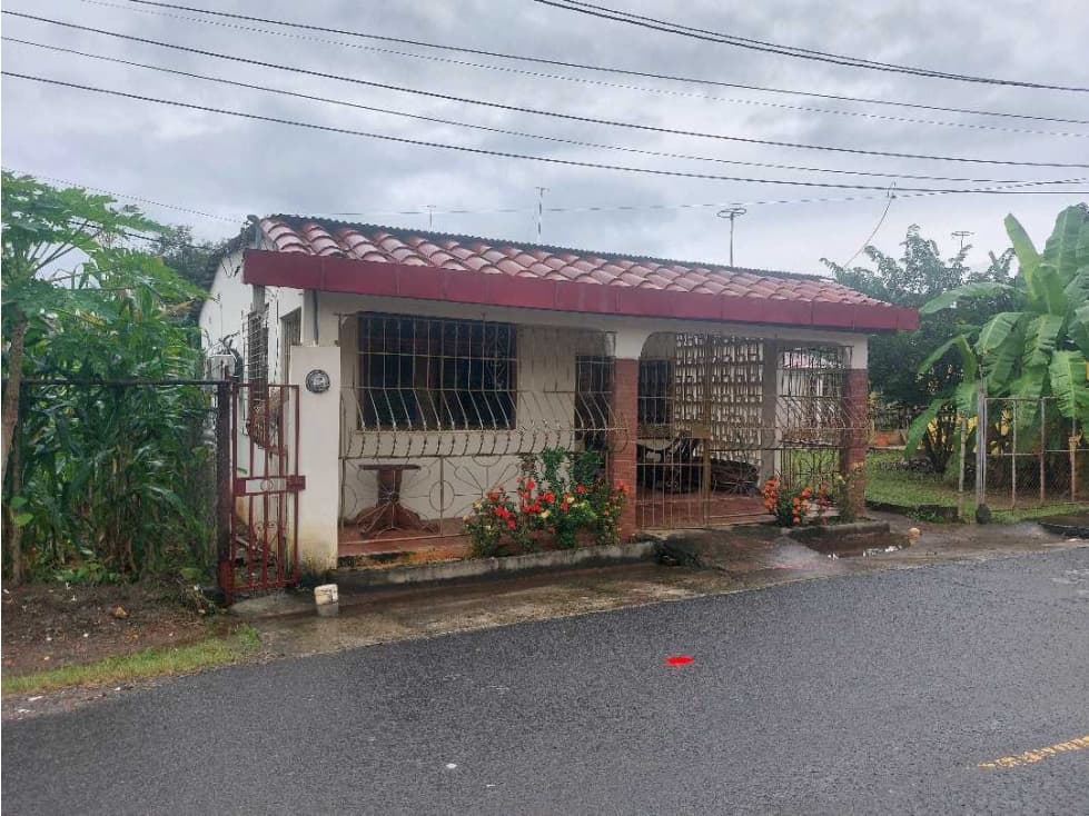 Se vende casa con dos locales comerciales en La Villa de Los Santos. - 1