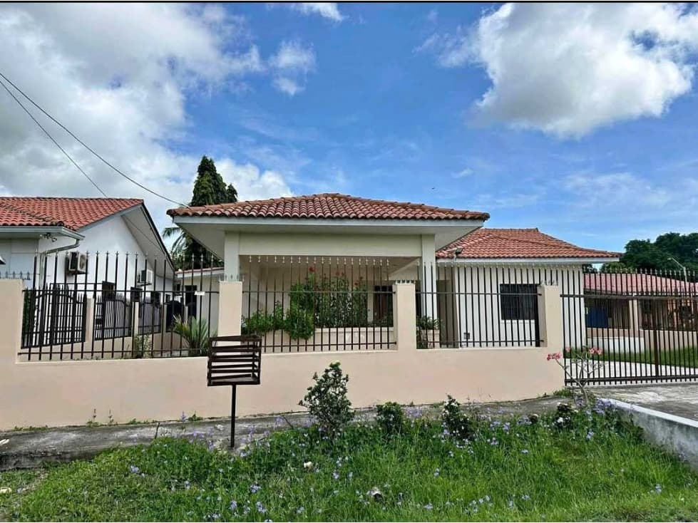SE VENDE CASA CON PISCINA EN LAS TABLAS. - 1