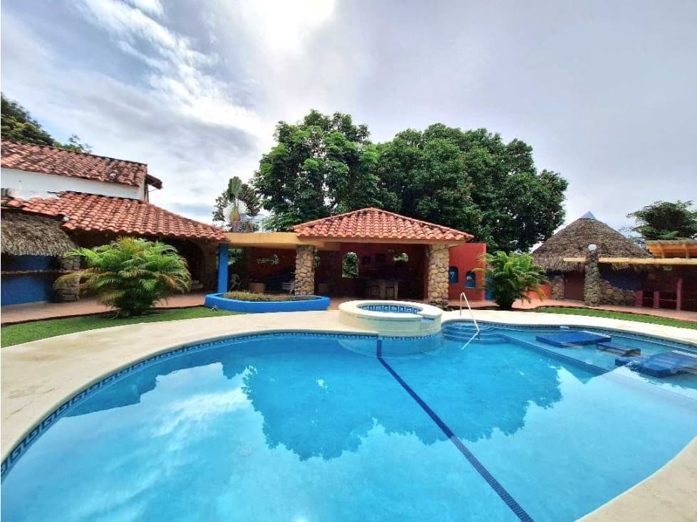 VENTA DE CASA CON PISCINA EN PLAYA CORONADO - 1