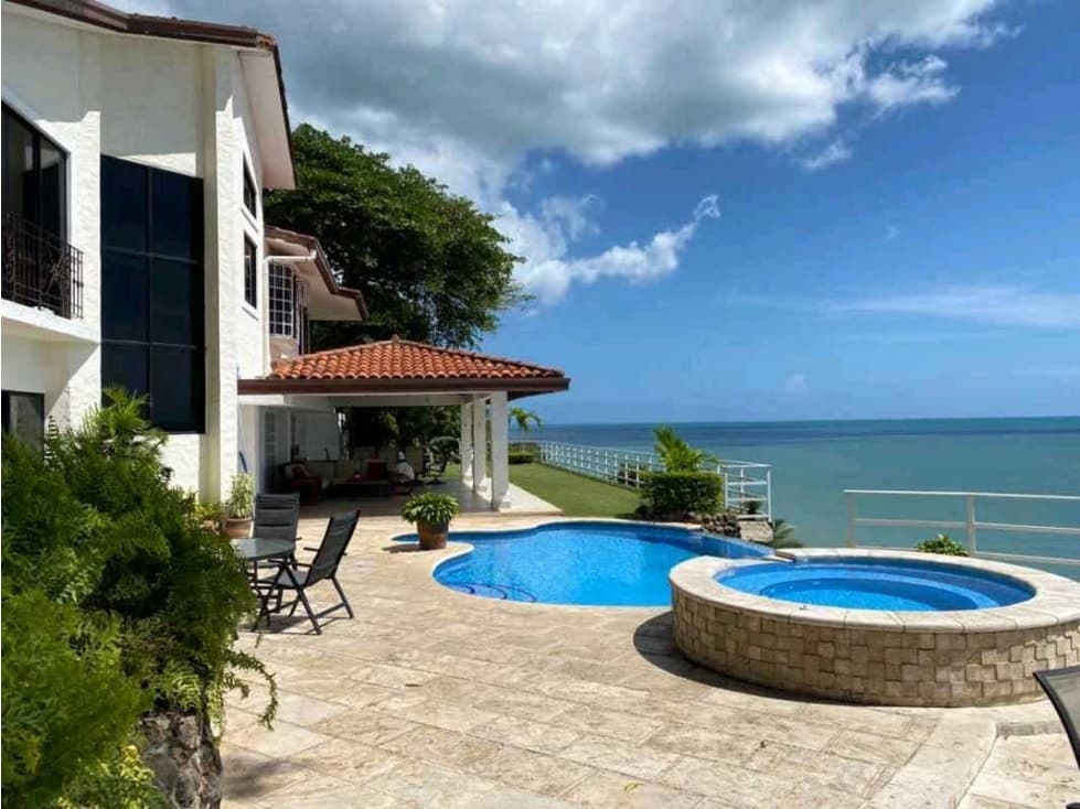 VENTA DE CASA EN SAN CARLOS, FRENTE AL MAR COSTA ESMERALDA - 1