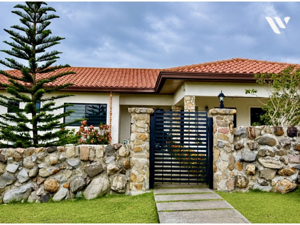 SE VENDE CASA EN HACIENDA LOS MOLINOS - ALTO BOQUETE - 1