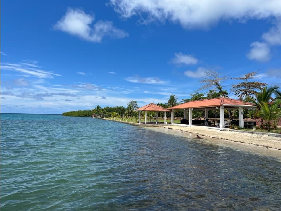 Venta de Terreno con Playa Privada en Portobelo, Colón - 1
