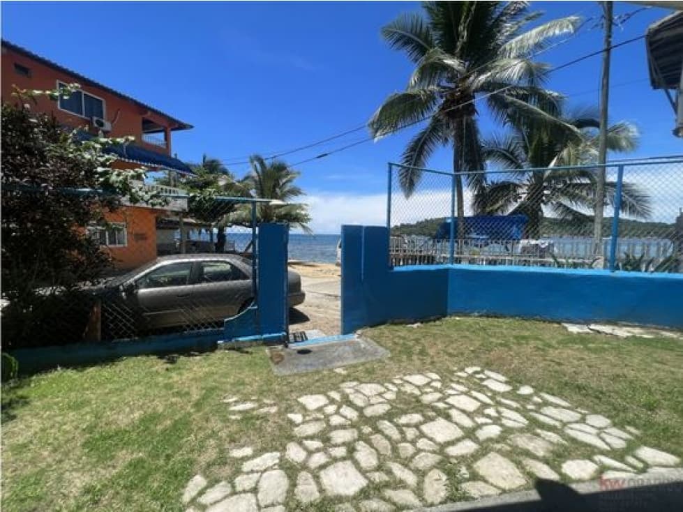 Casa Frente al Mar con Vista a Isla Grande La Guaira, Colón - 1