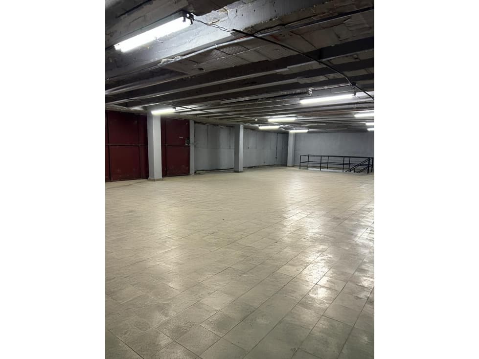 BODEGA / CALIDONIA / 930 M2 / MEZZANINE / OFICINA / ELEVADOR DE CARGA - 1