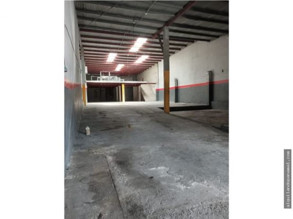 SE VENDE GALERA CON LOCALES COMERCIALES PARQUE LEFEVRE!!!!! - 1