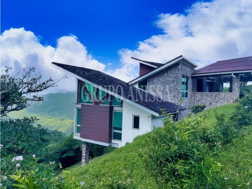 Se Vende Moderna Casa en la Urbanización Las Nubes del Valle de Antón - 1