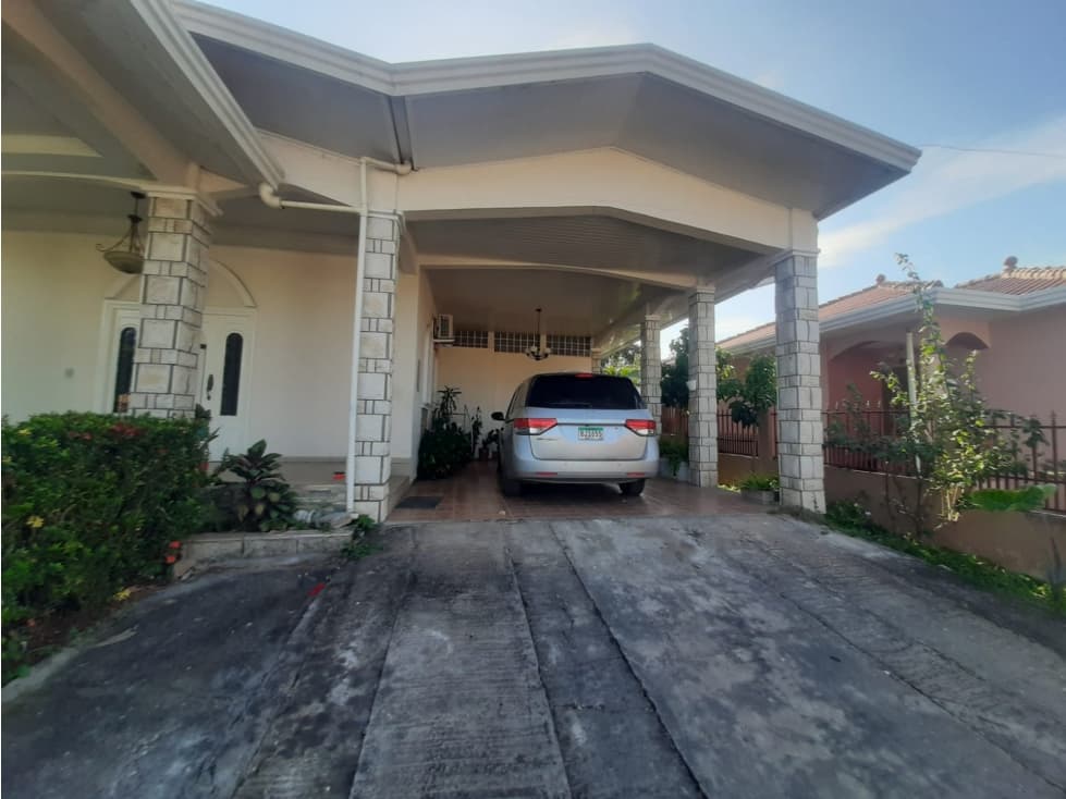 VENTA DE HERMOSA CASA GRANDE EN CHITRE - 1