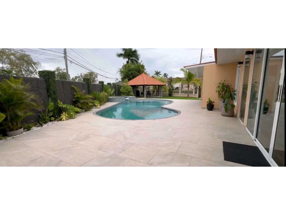 SE VENDE CASA EN VILLA LUCRE- ALTOS DE SAN RAFAEL REMODELADA 397m2 JP - 1