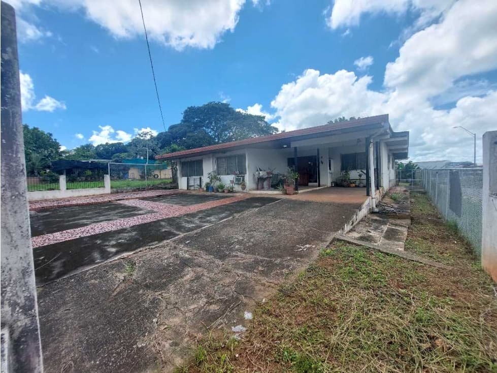 Se vende dos lotes con casa en zona comercial Chitre - Herrera. - 1
