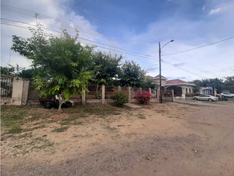 VENTA DE HERMOSA CASA GRANDE EN CHITRÉ - 1