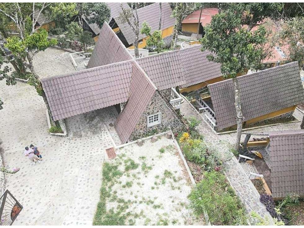 VENTA DE HOTEL EN EL VALLE DE ANTÓN CON HERMOSAS CABAÑAS - 1